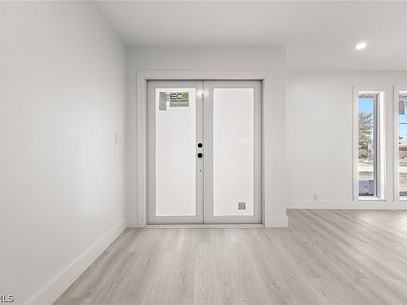 5th image of 1124 SE 31st St
