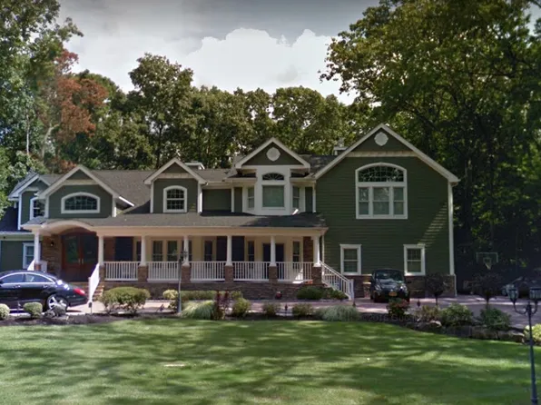 23 Barrington Pl, Melville, NY 11747