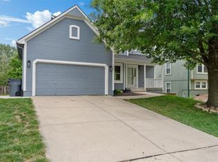 1020 N Crest Dr, Olathe, KS 66061