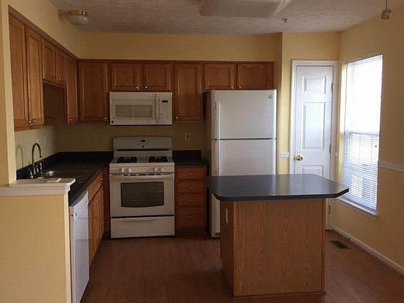 Kitchen with island, pantry, new appliances