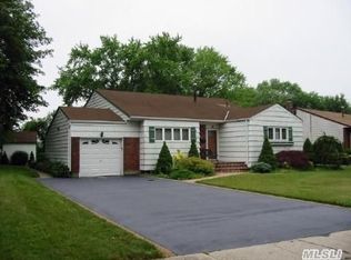 6 Strathmore Dr, North Babylon, NY 11703