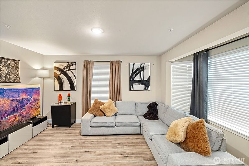 2nd image of 211 Norpoint Way NE