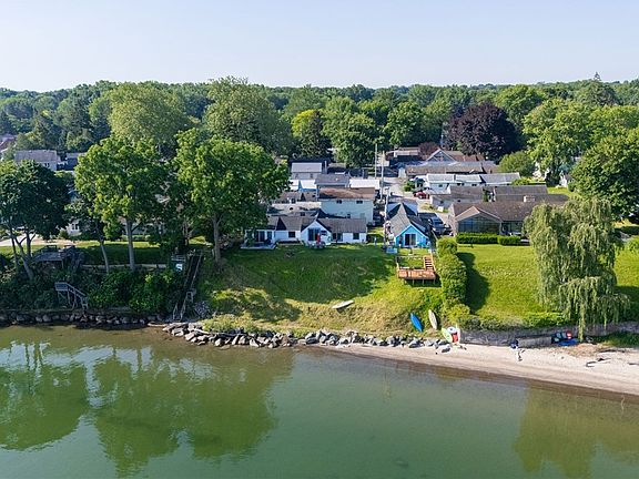 3rd image of 489 Lake Front