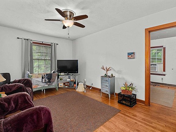 5th image of 805 W Rusk St
