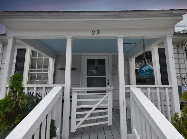 22 Johnson St, Onancock, VA 23417