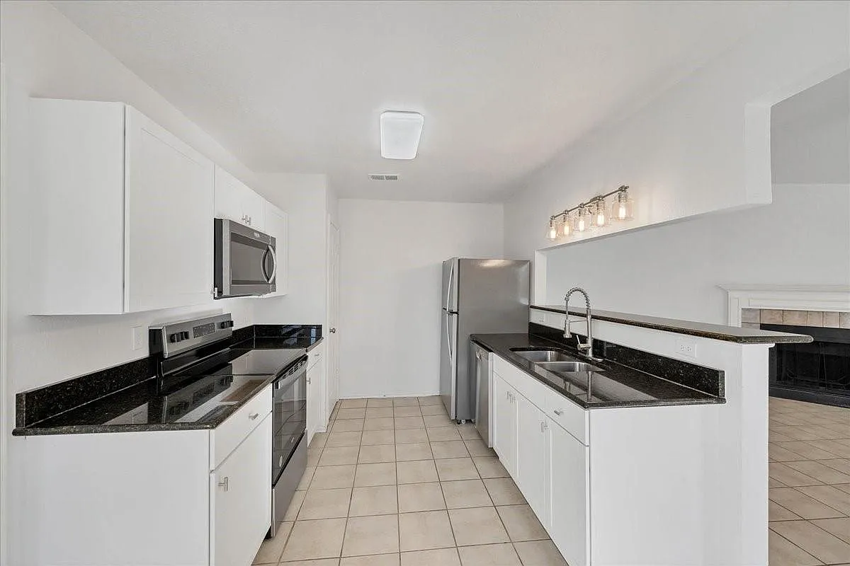 3 bed, 2.0 bath, 1055 sqft, $1,850 — Photo 2