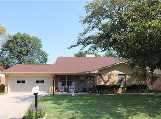 1507 Lynwood St, Gainesville, TX 76240