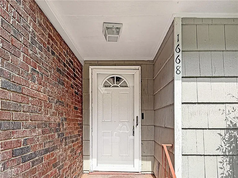 1668 Laurelwood Dr SW — Photo 2