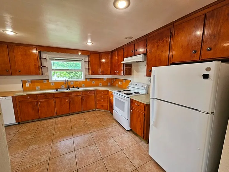 1121 23rd St NE — Photo 6
