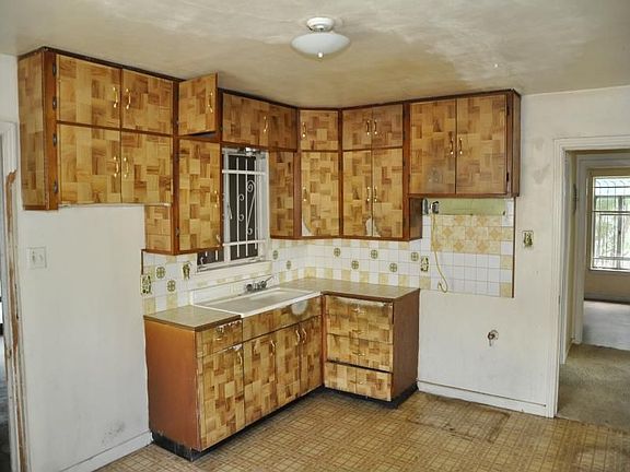 3rd image of 238 Carmen Pl