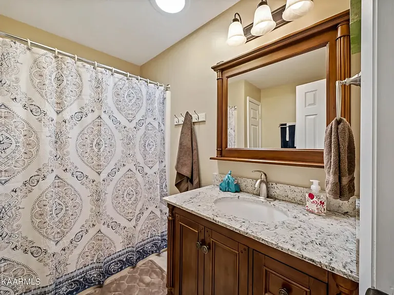 150 Lakeshire Dr — Photo 6