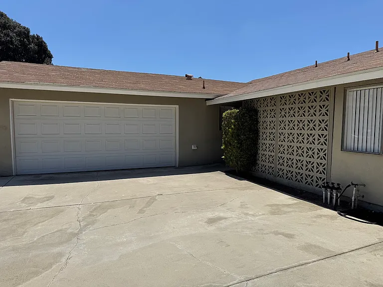 1227 N Garsden Ave — Photo 2