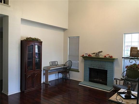 3rd image of 2856 Claremont Dr