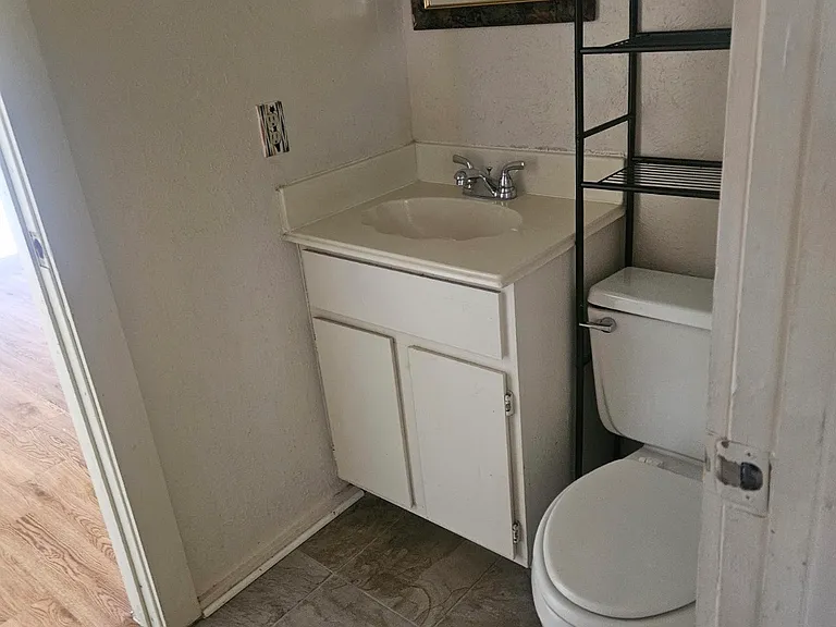 813 W Sycamore St — Photo 7