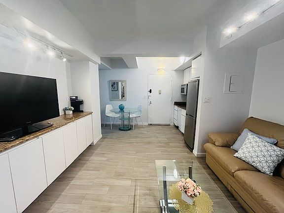 3rd image of 150 W 51st St #1128D