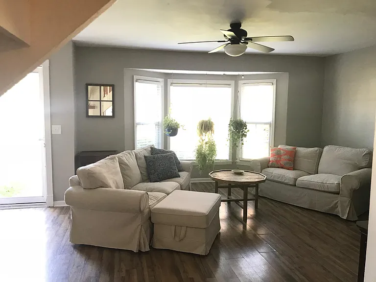 902 Beresford Ct — Photo 2