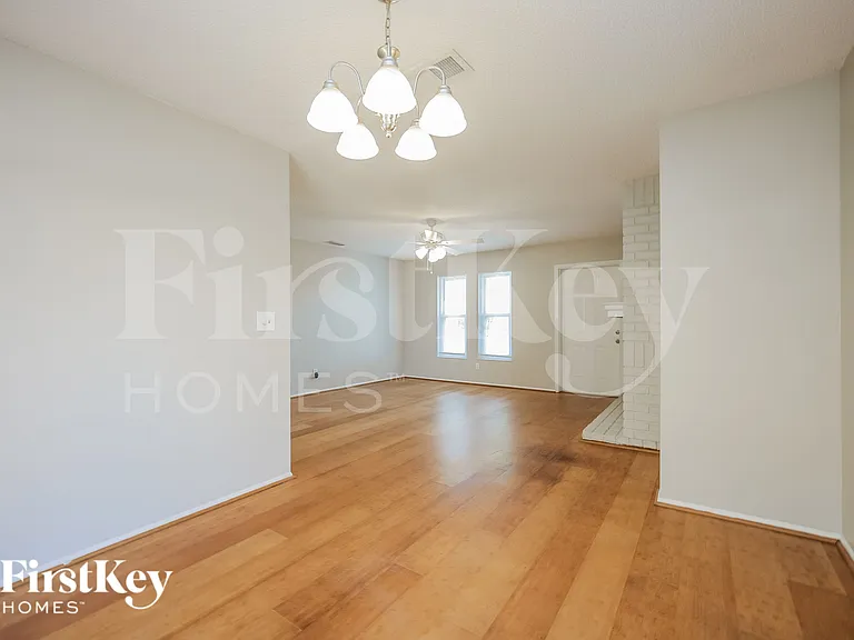 727 SE 9th Pl — Photo 8