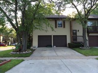 271 Navajo Dr, Bolingbrook, IL 60440