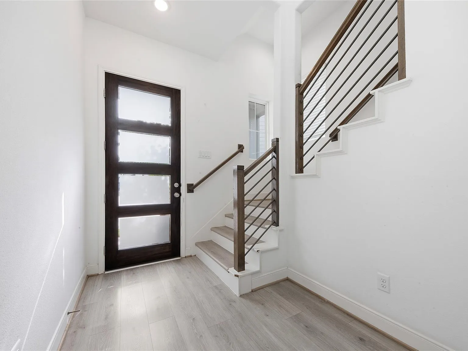 3 bed, 4.0 bath, 2565 sqft, $5,500 — Photo 4