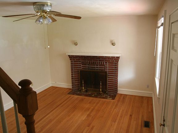 2nd image of 122 Hull St