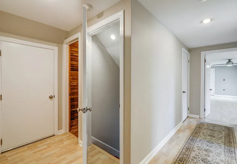 1827 Larchmont Ln — Photo 52