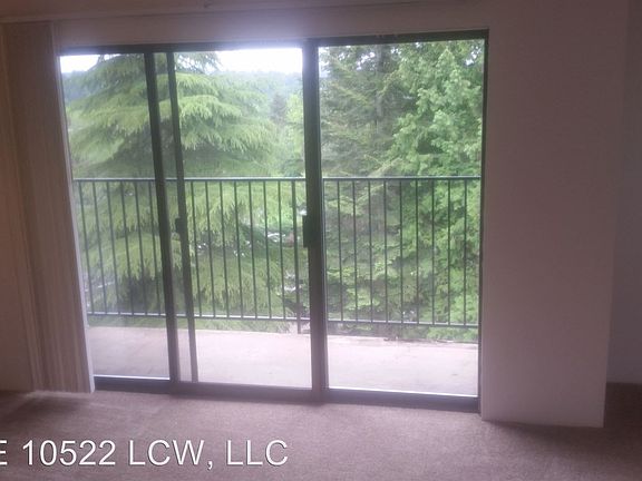 3rd image of 10522 Lake City Way NE APT 406