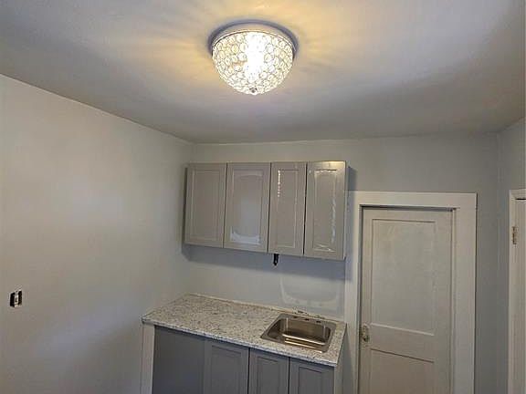 3rd image of 1525 Elphinstone STREET