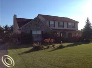 2433 Huntington Dr, Lake Orion, MI 48360