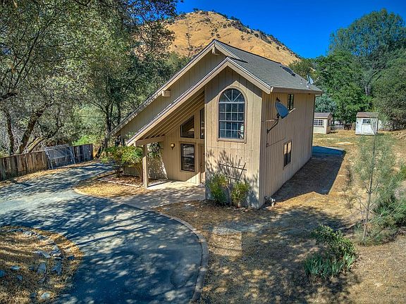 Front Right - Mnt Murphy in the background.