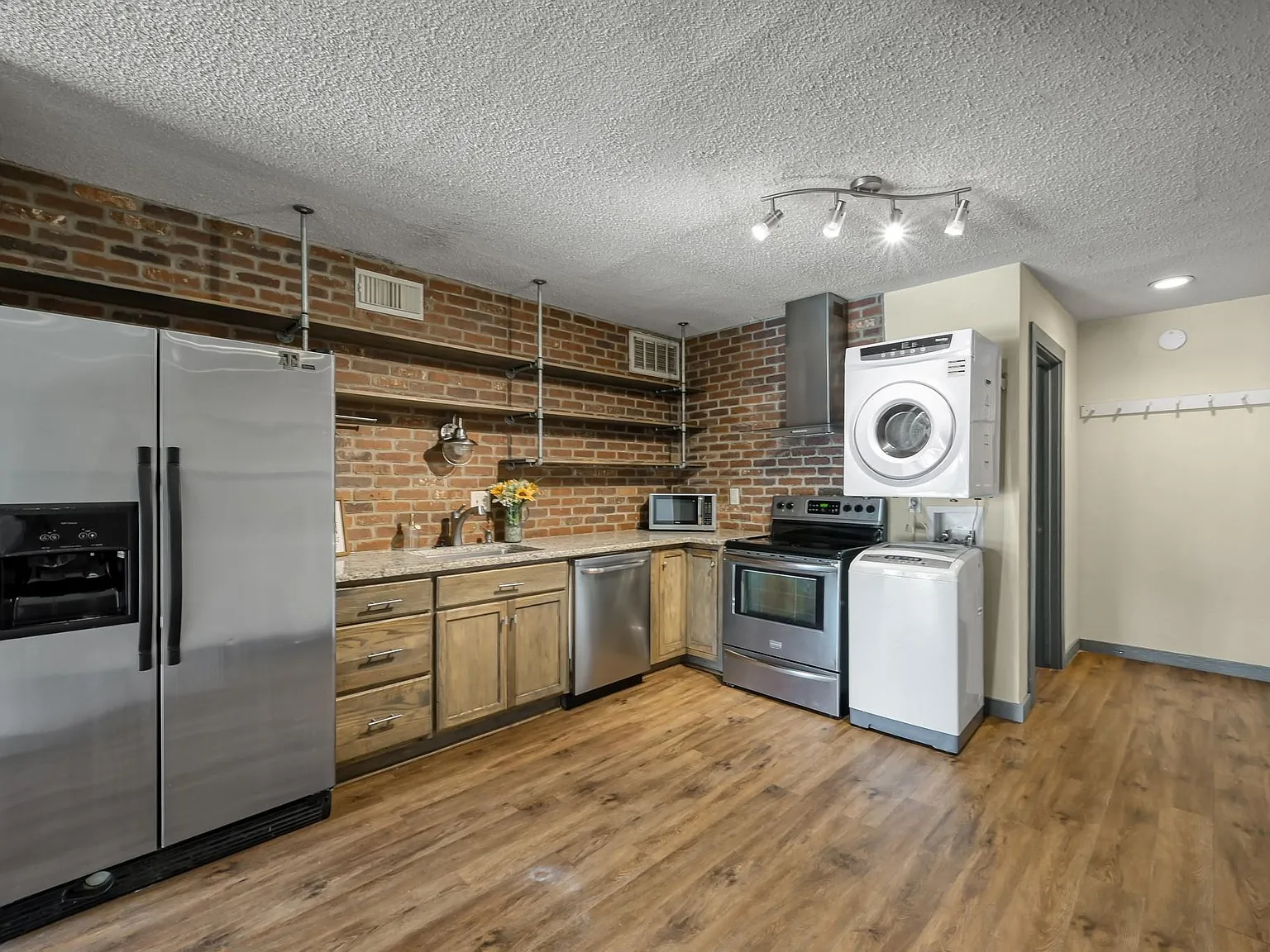 2 bed, 2.0 bath, 896 sqft, $1,300 — Photo 4