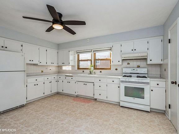 3rd image of 10118 S Karlov Ave