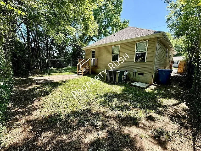 709 N Holly St — Photo 24