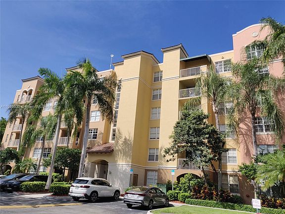 3rd image of 19999 E Country Club Dr #1508