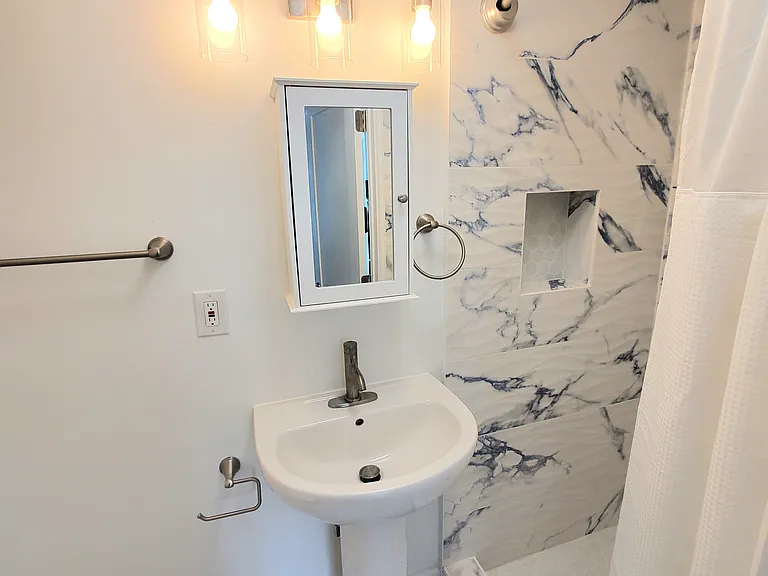 11 Franklin Ave #4 — Photo 5
