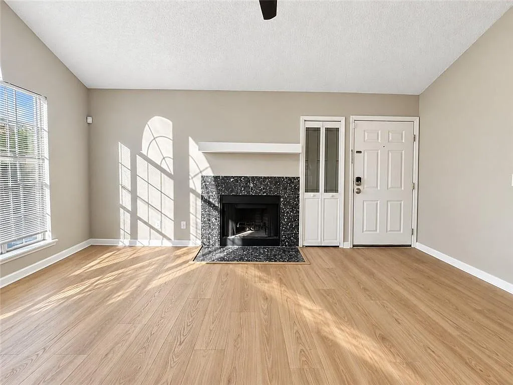 3 bed, 2.0 bath, 950 sqft, $1,900 — Photo 2