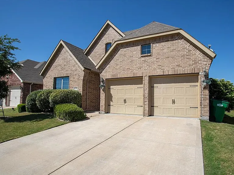 326 Hawthorn Dr — Photo 2