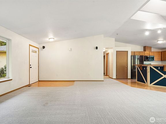 5th image of 297 Lewis Road W