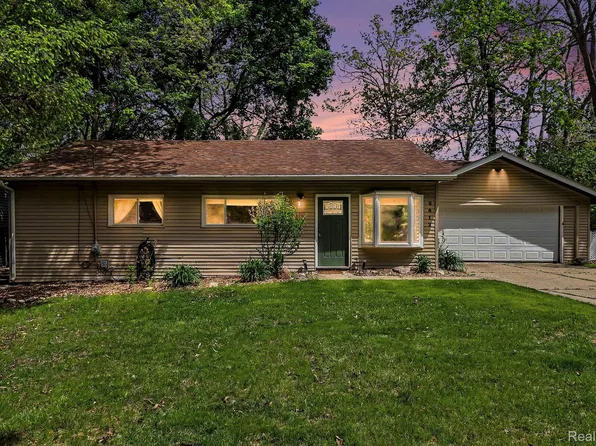 2512 Grandview Blvd, Waterford, MI 48329