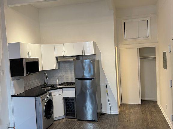 2nd image of 230 E 58th St APT 1A