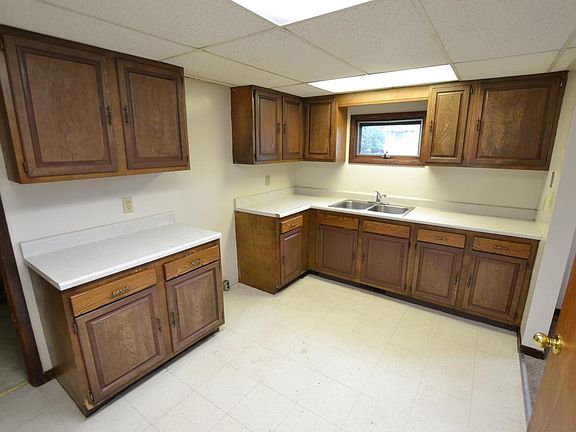 5th image of 145 W Oak St