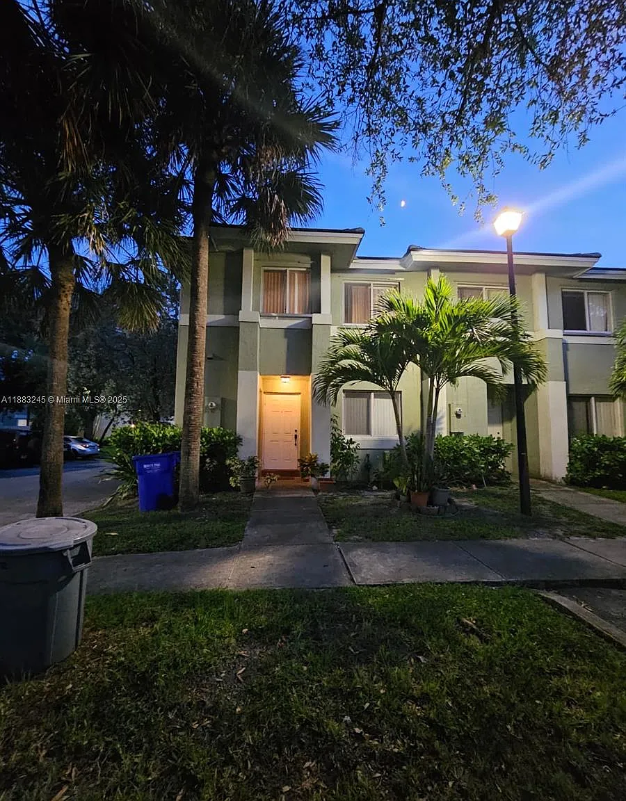 3 bed, 2.5 bath, 1409 sqft, $3,000 — Photo 1