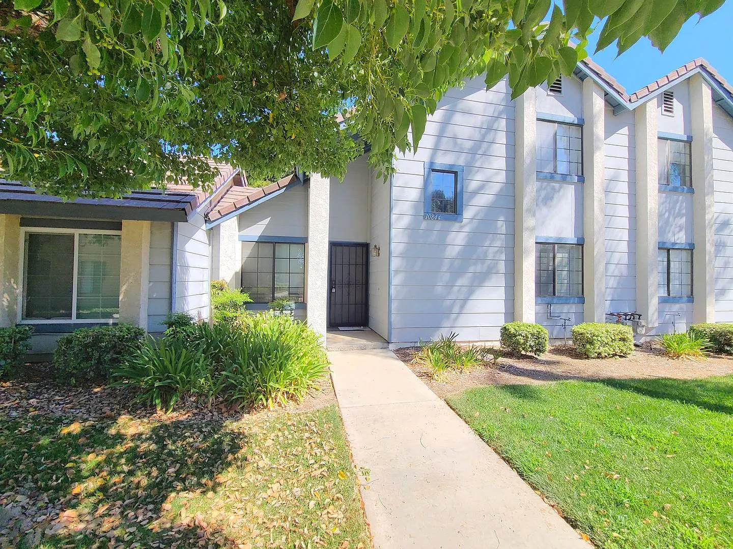 Two-Story 3-Bedroom Condo in Mountain View Gardens HOA! — Photo 1