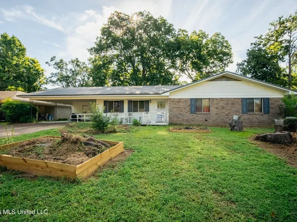 2044 Country Club Dr, Yazoo City, MS 39194