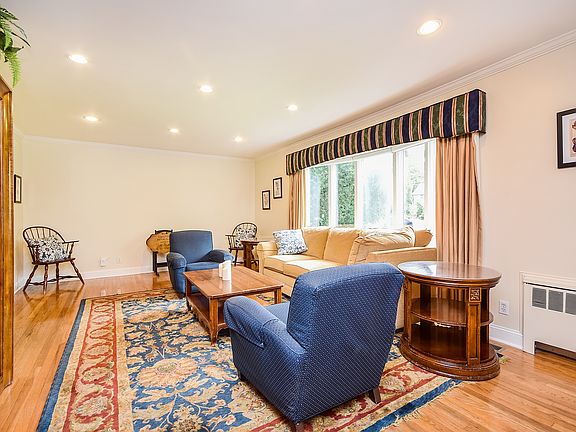 4th image of 126 Soundview Ave