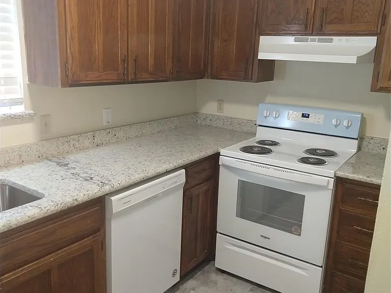 2110 Valleywood Dr — Photo 4