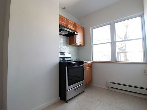 3rd image of 791 Meeker Ave #2L