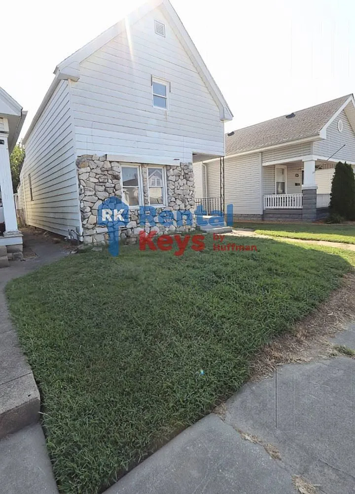 Three Bedroom House | Detached Garage — Photo 2