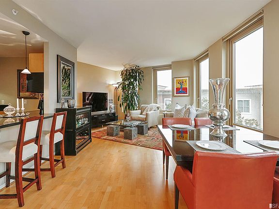 2nd image of 88 King St Unit 425