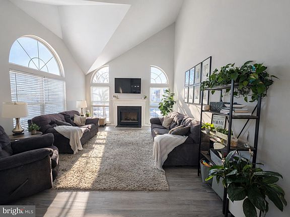 5th image of 11 Dryden Dr