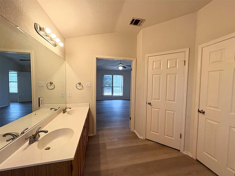 1101 Wood Creek Dr — Photo 32